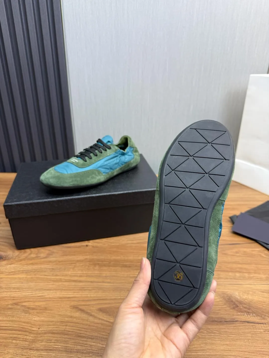 Men's shoes 💰600💰 PRADA 2025 Early Spring Collapse New Couple Style Sports Shoes Moral Training Shoes The name Collapse comes from the fact that it can be easily put on and taken off with bare hands. The light and comfortable features make it more relaxed and casual. The side elastic design can be worn twice! Super comfortable catwalk sneakers, as light and thin as ballet slippers, as comfortable as sneakers, comfortable and super light on the feet. Fabric: nubuck leather spliced ​​with nylon cloth. Silk cowhide foot pads. Size: Women's code 35/40 Men's code 39/45